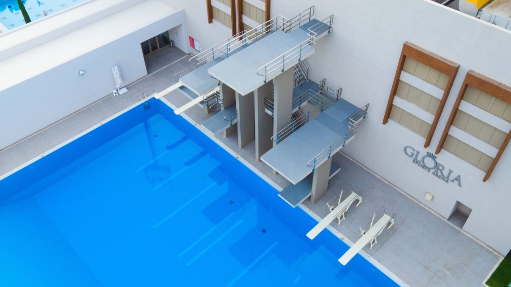 Outdoor diving pool
