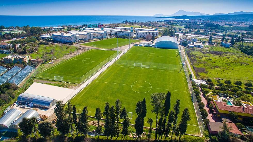 2 full-size football pitches and 2 training pitches
