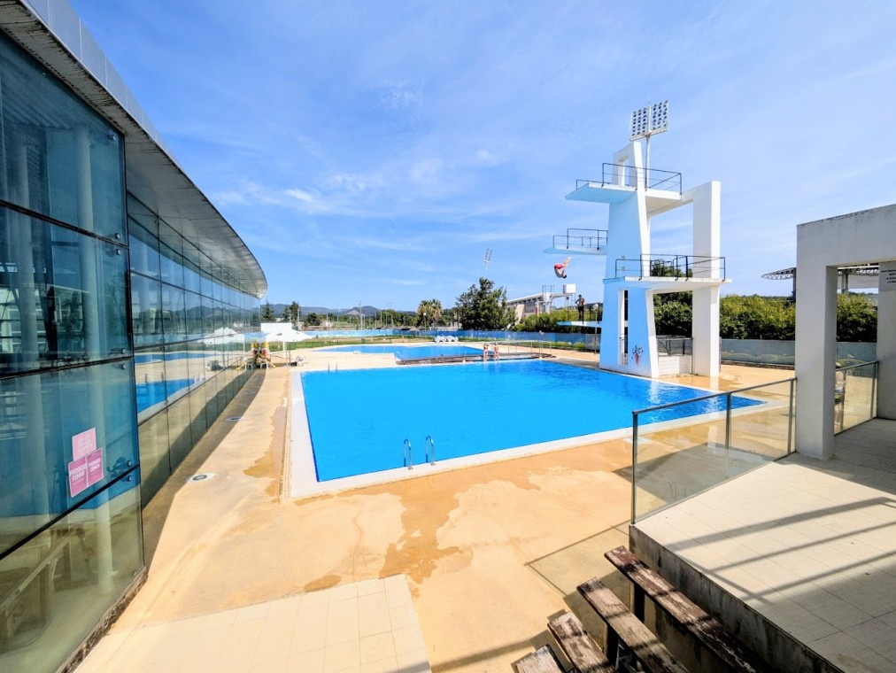 Outdoor diving pool with tower platforms