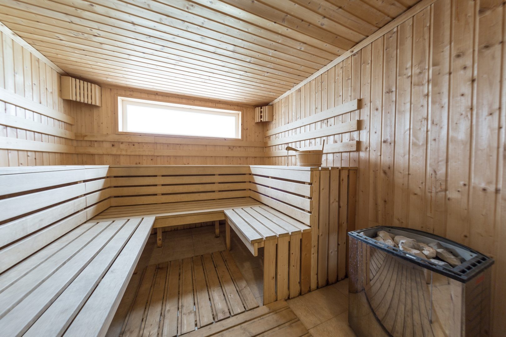 Sauna en bois avec bancs étagés, utilisé pour la récupération pendant le stage d'entraînement sportif