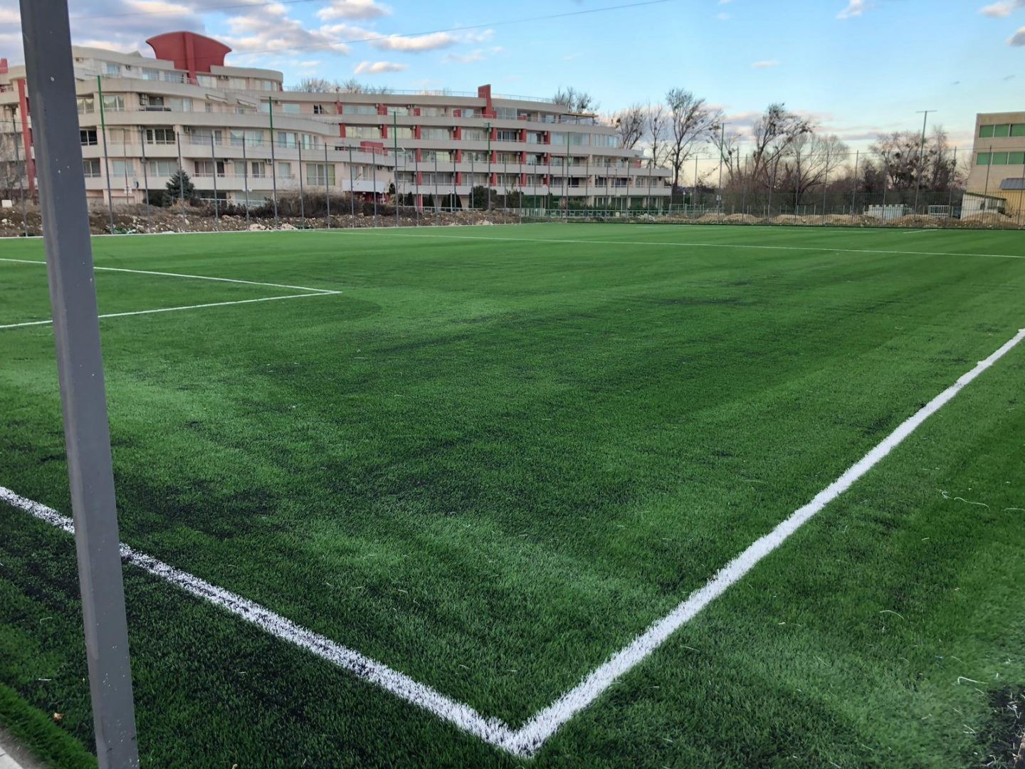 Vue rapprochée des lignes de coin et de la surface de réparation d'un terrain de football synthétique pour les séances d'entraînement