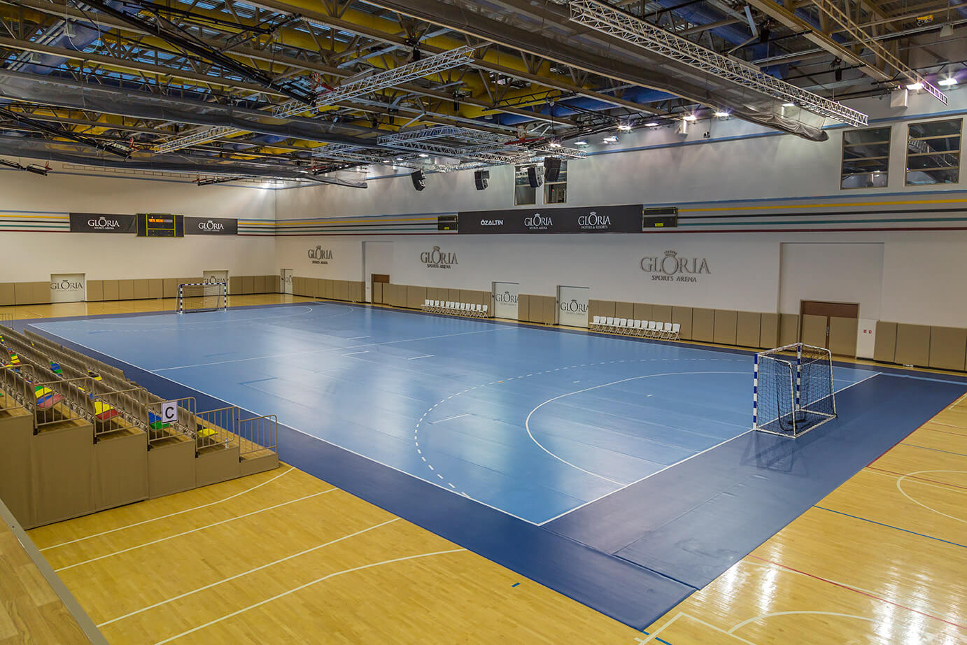 Full-size indoor handball court with goals and clear line markings on a dedicated playing surface. The open hall design supports both technical practice and high-intensity team sessions.