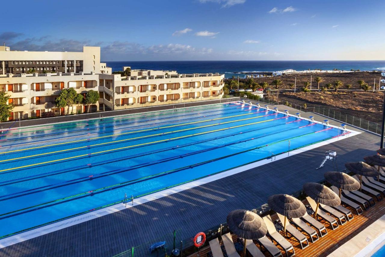Außen-Schwimmbecken mit markierten Bahnen neben dem Resort an der Atlantikküste.
