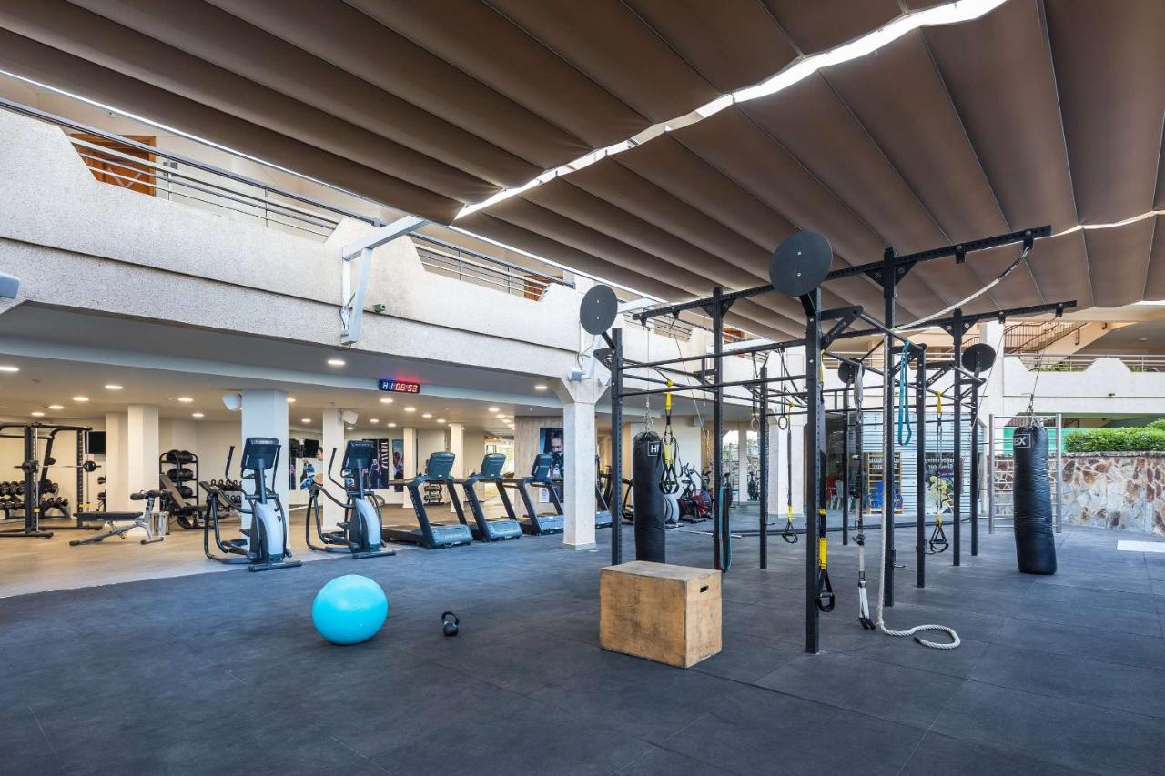 Offener Trainingsbereich mit Cardio-Geräten, Functional Rig und Boxsäcken.