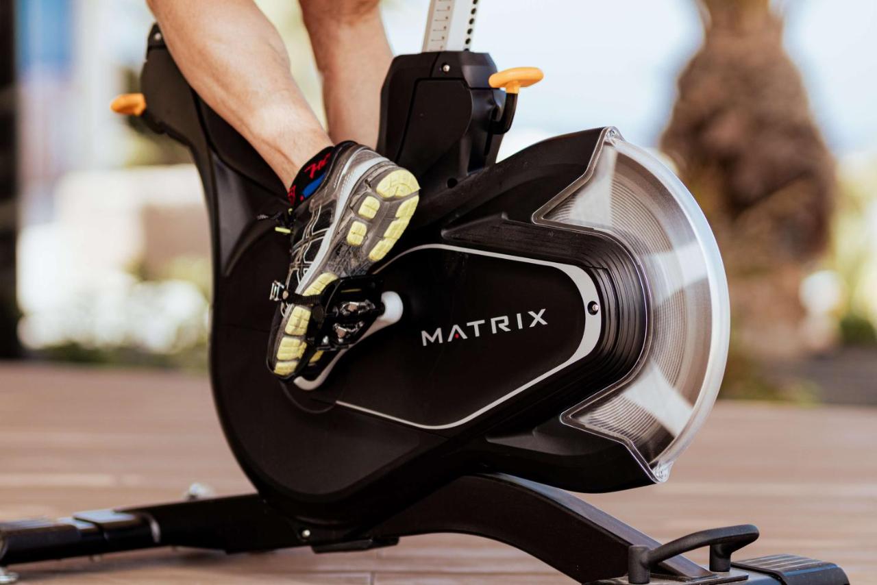 Nahaufnahme eines Heimtrainer-Pedals im Outdoor-Trainingsbereich.