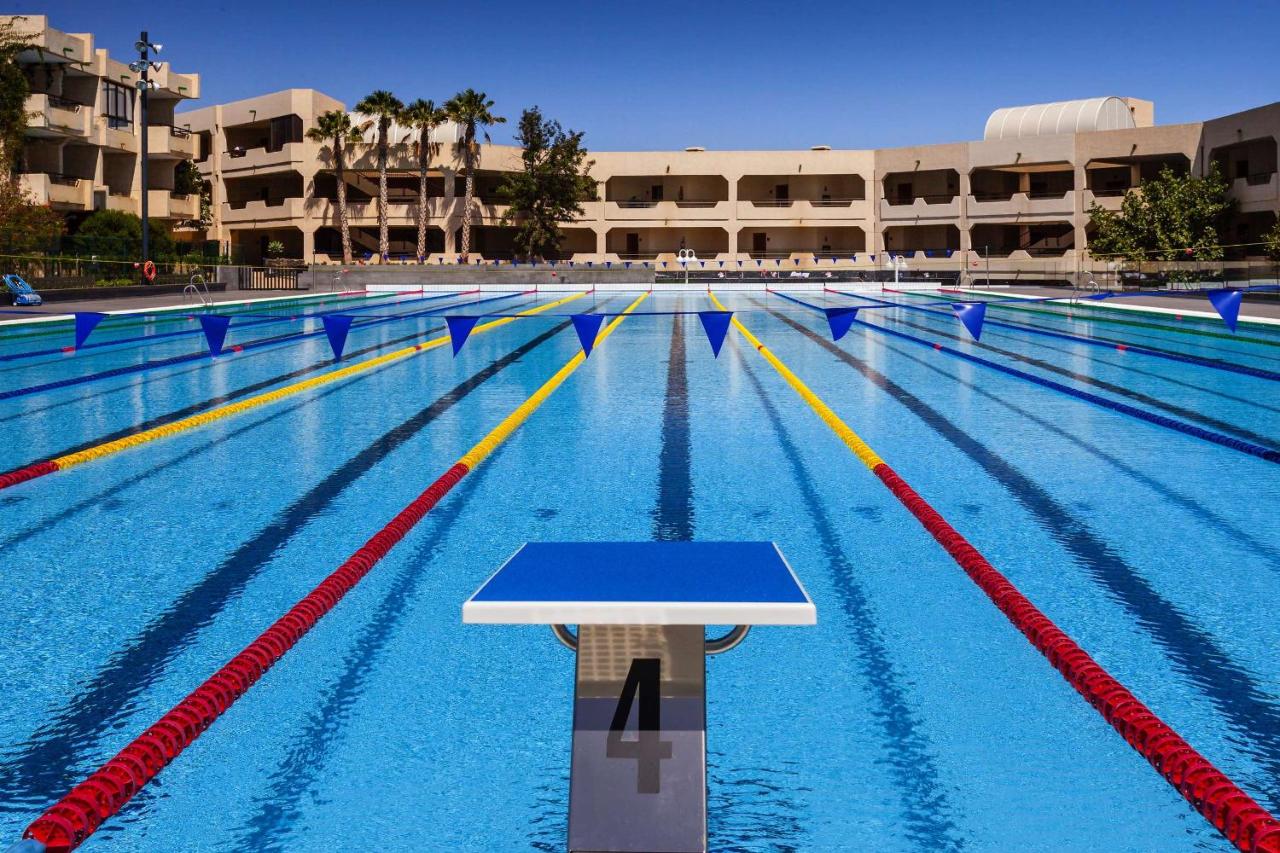 Außen-Schwimmbecken mit Startblock und markierten Wettkampfbahnen.