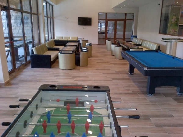 Salle de détente avec baby-foot, tables de billard et sièges pour les temps libres pendant le stage d'entraînement