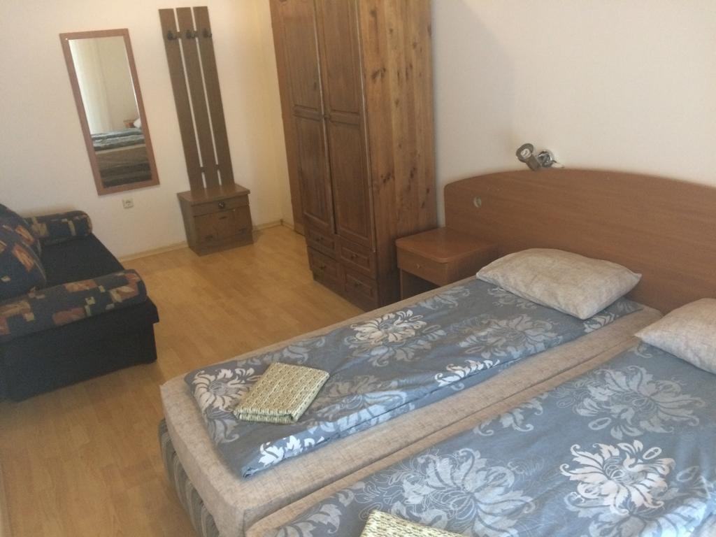Chambre avec lits jumeaux, literie à motifs, armoire et canapé, hébergement d'équipe pendant le séjour en stage