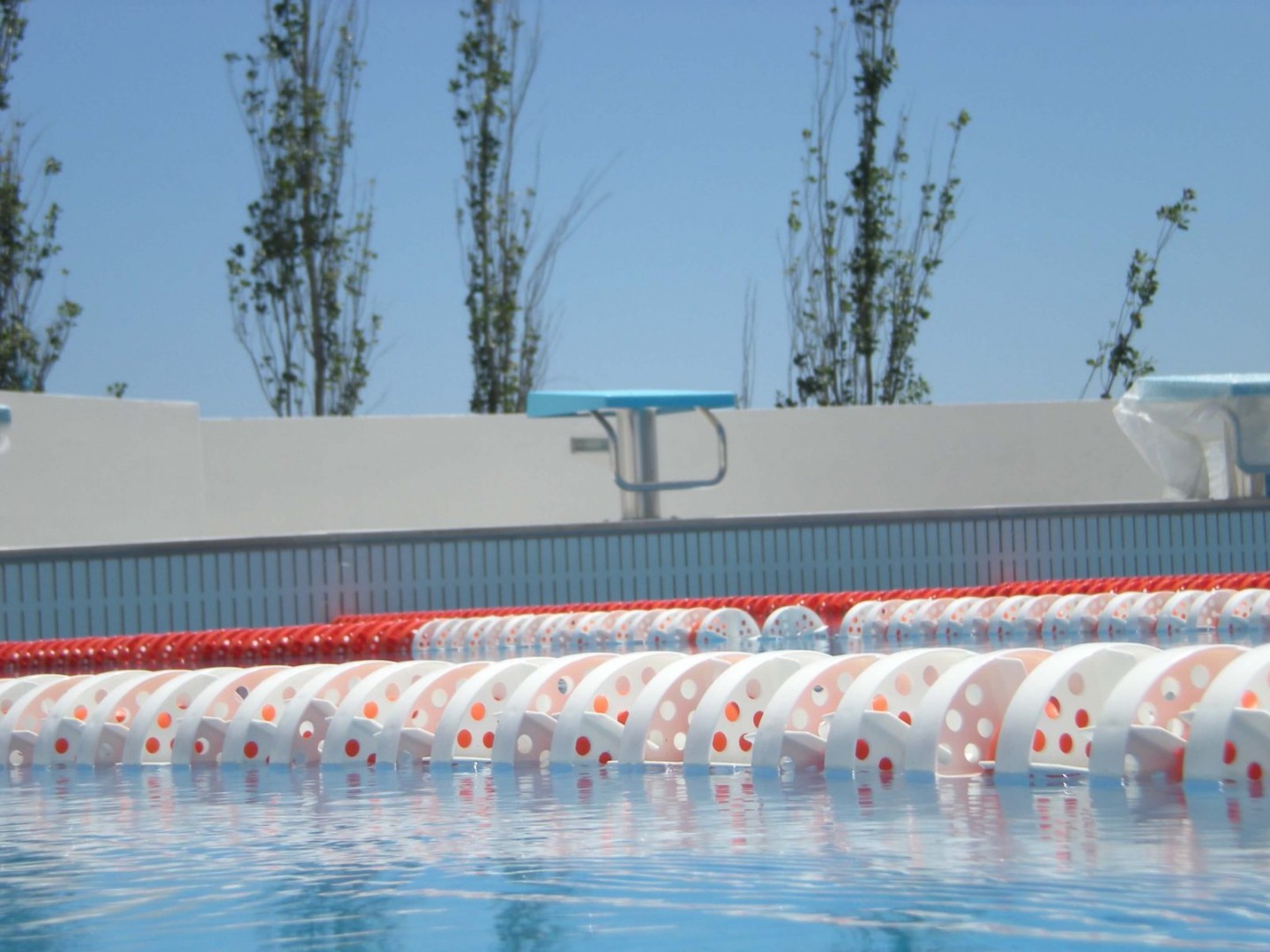 Leinen und ein Startblock an einem Außenpool für das Schwimmtraining.