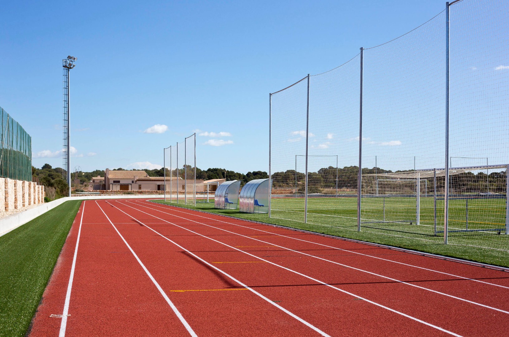 Vue aérienne du stade de football avec piste de course près de la côte.