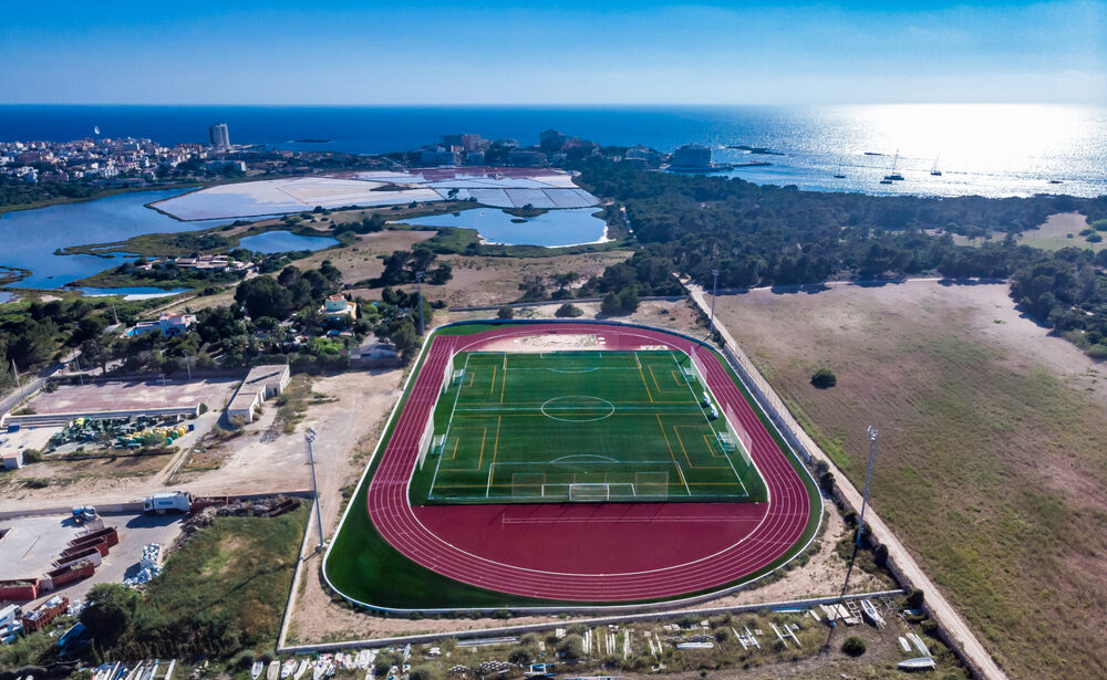 Vue aérienne du complexe de bassins extérieurs près des marais salants et de la mer.