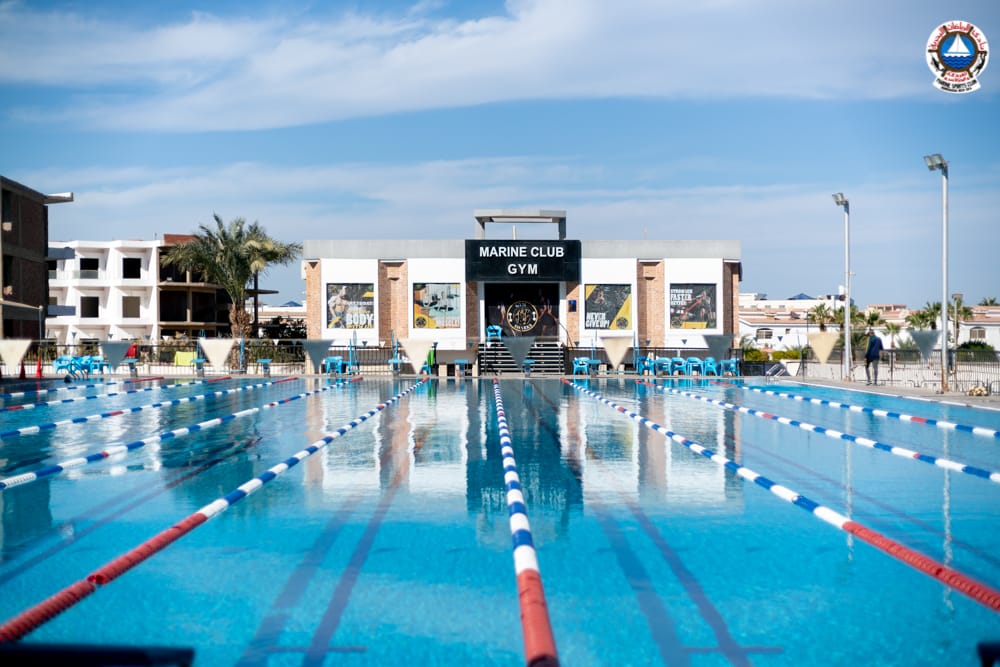 Piscine olympique avec lignes d'eau devant le Marine Club Gym