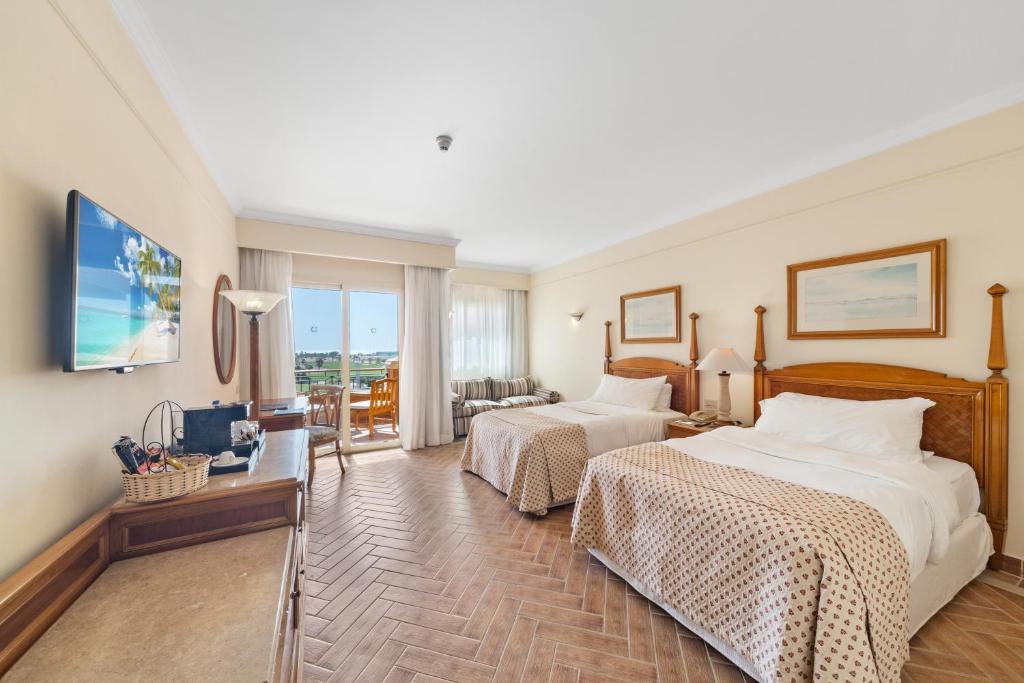 Spacious twin-bed room with TV and balcony view for longer stays.