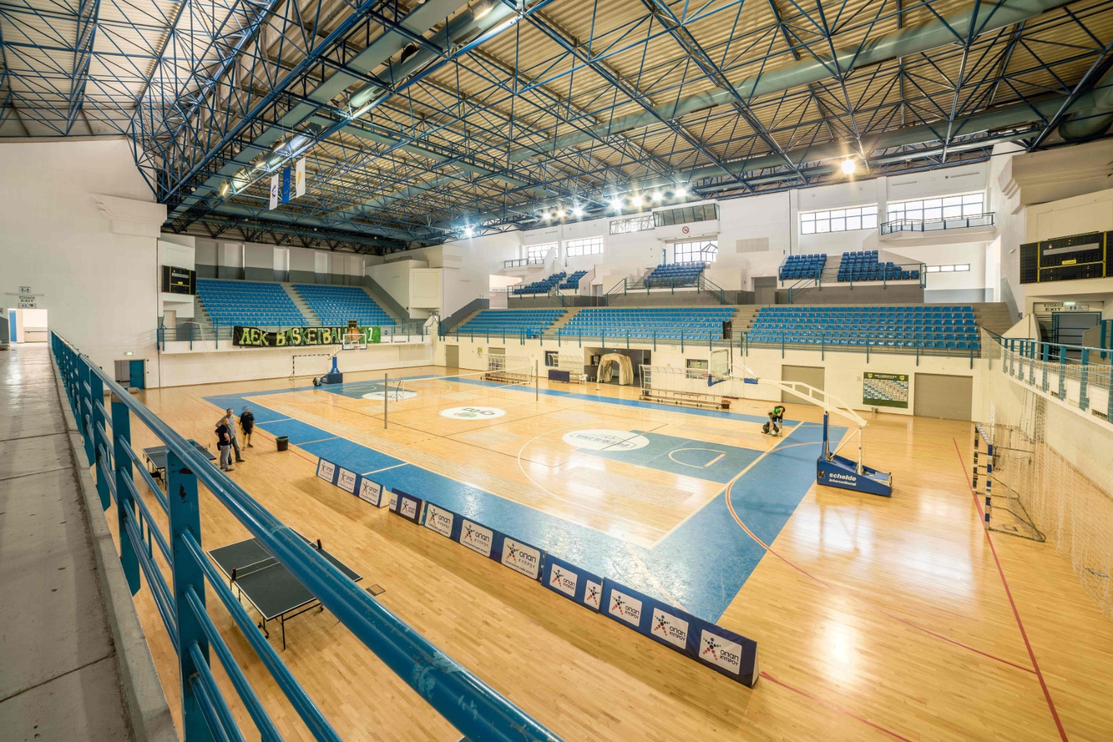 Indoor-Sporthalle von der oberen Tribüne mit Mehrzweckfeld darunter.