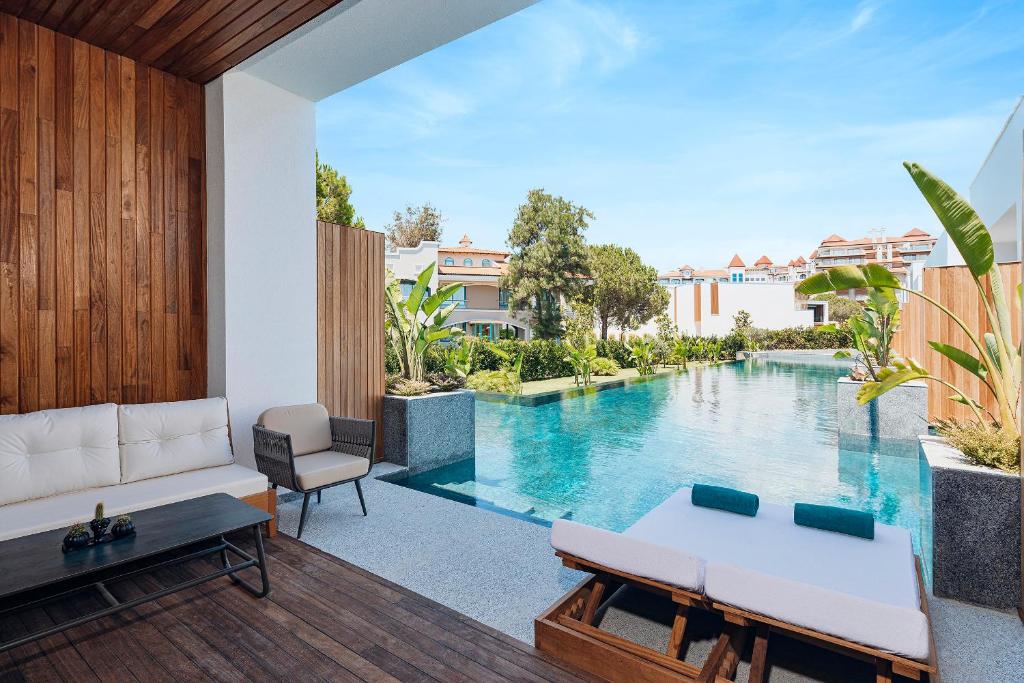 Private Terrasse mit Liegen neben einem kleinen Pool.