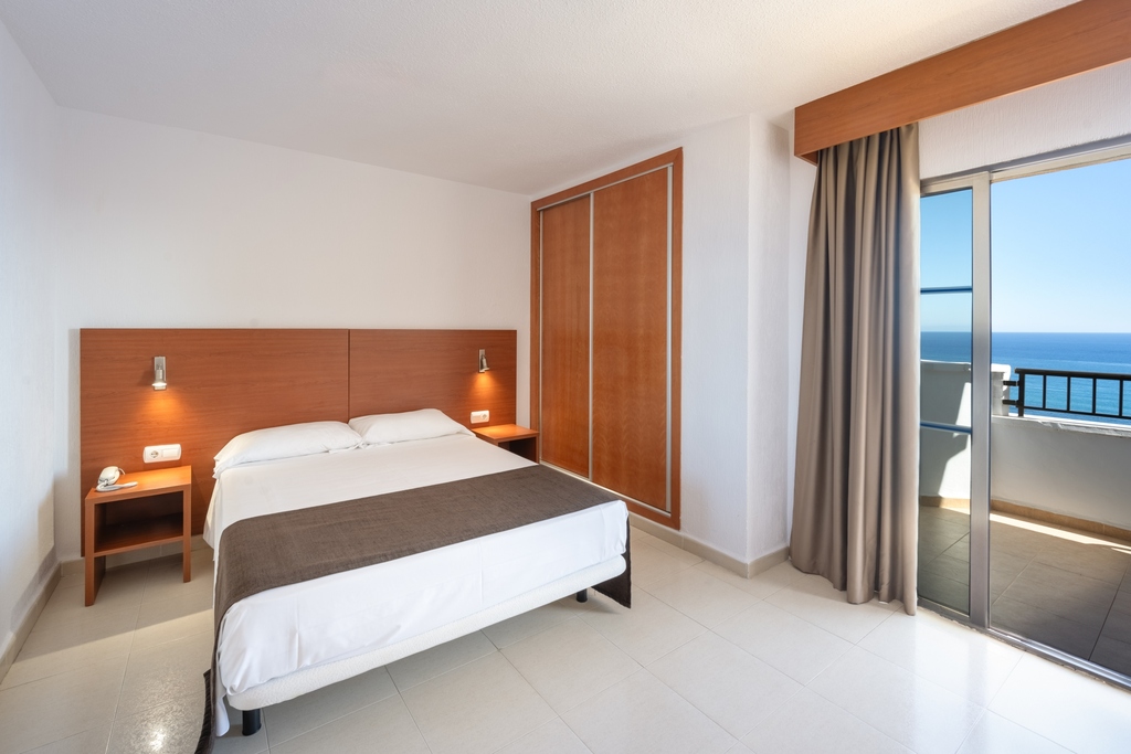 Double room with balcony access, wardrobe and sea view.