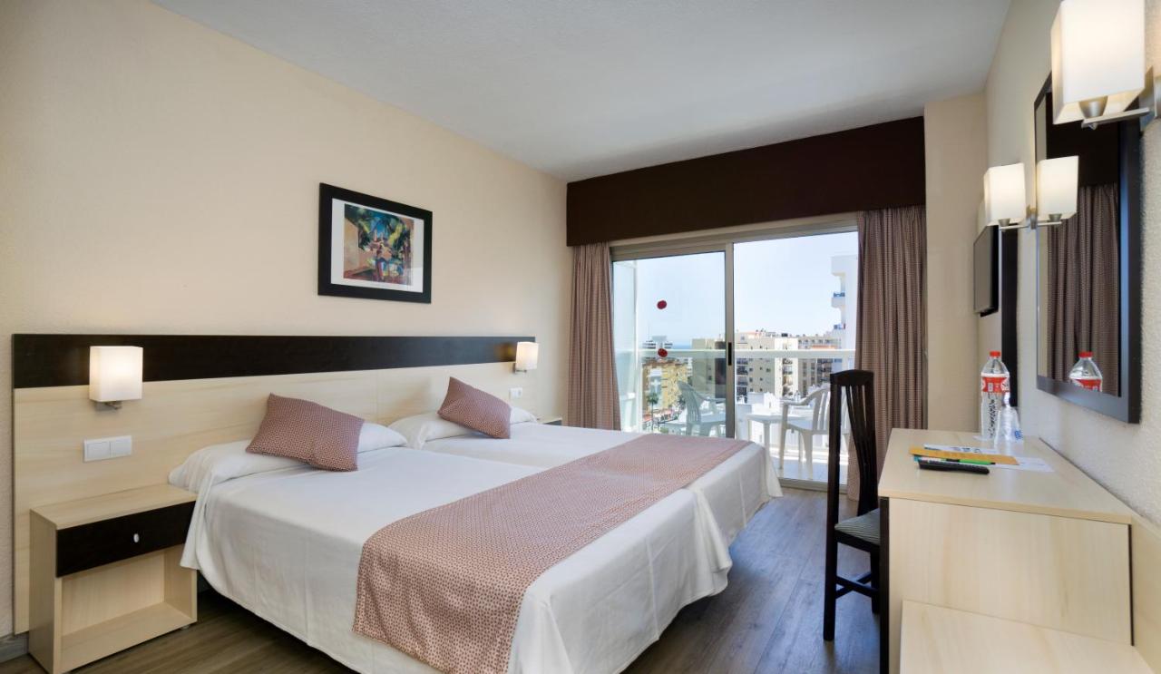 Double room with balcony, sea view, TV, and desk