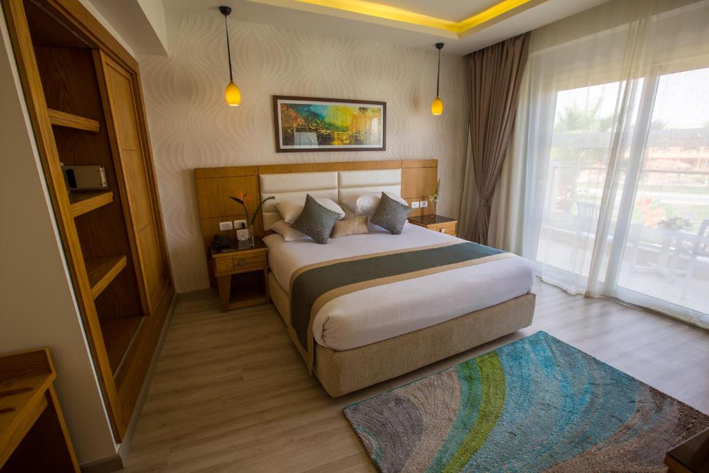 Bright double room with a large bed, wardrobe and sliding doors to a balcony/terrace.