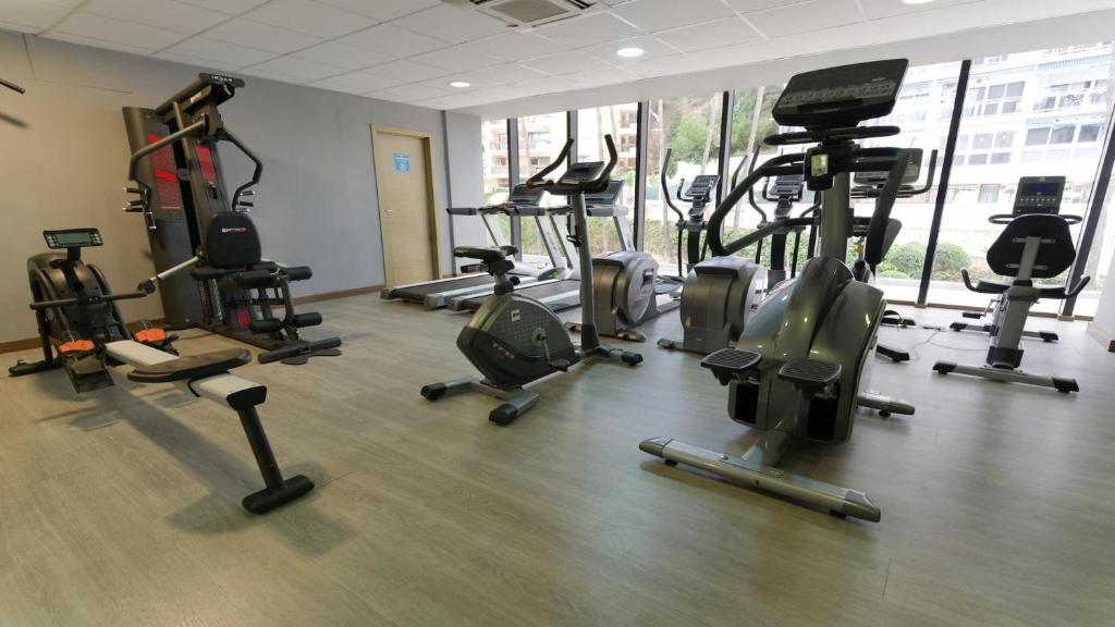 Fitnessraum mit Cardiogeräten und Krafttrainingsgeräten.