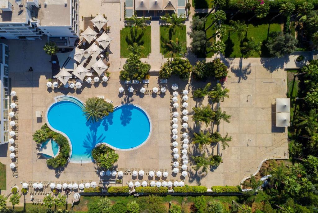 Luftaufnahme der Außenterrasse am Pool und der Gartenanlage.