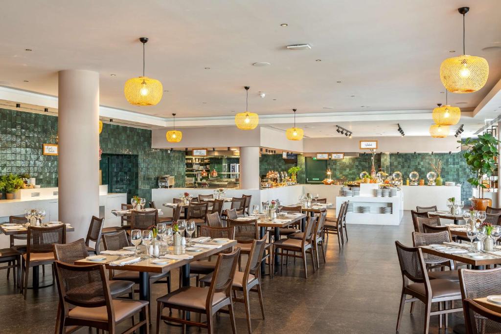 Restaurantbereich mit Buffettheken und eingedeckten Tischen.