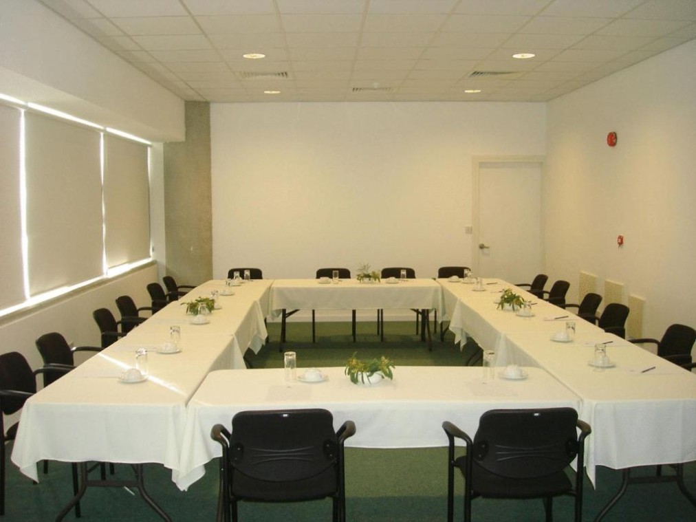 Besprechungsraum mit Tischanordnung für Coaching-Sitzungen oder Teamkoordination