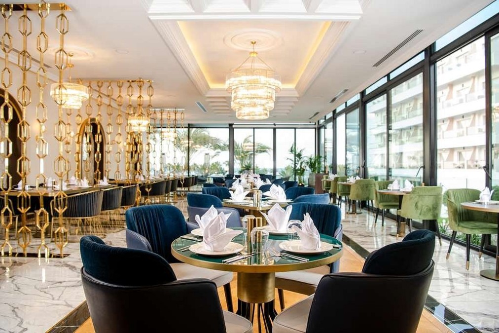 Elegantes Restaurant mit modernem Design, Glaswänden und gedeckten Tischen