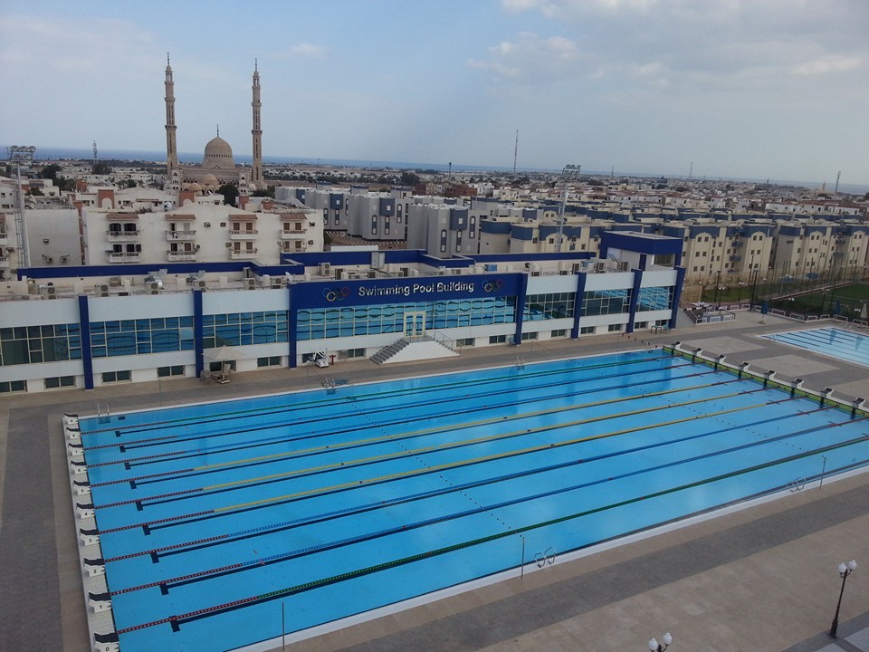 Luftaufnahme des Gebäudes mit 50-Meter-Olympiabecken im Stadtgebiet, geeignet für Schwimmtrainingslager