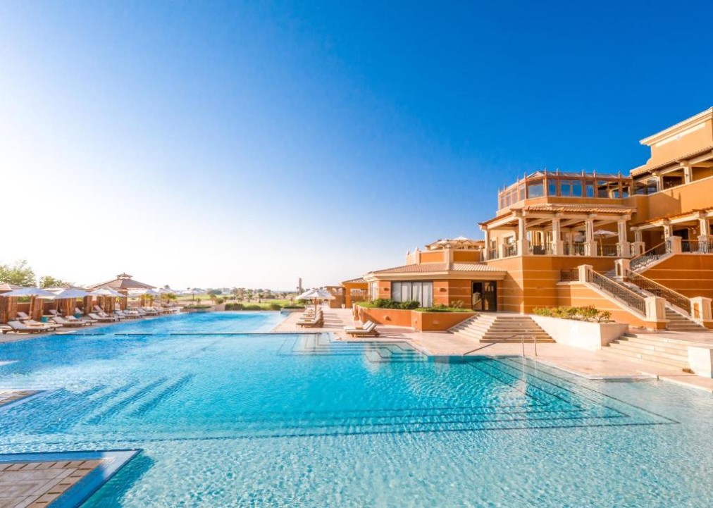 Großer Außenpool am Hauptgebäude des Resorts, ideal zum Auschwimmen und Entspannen