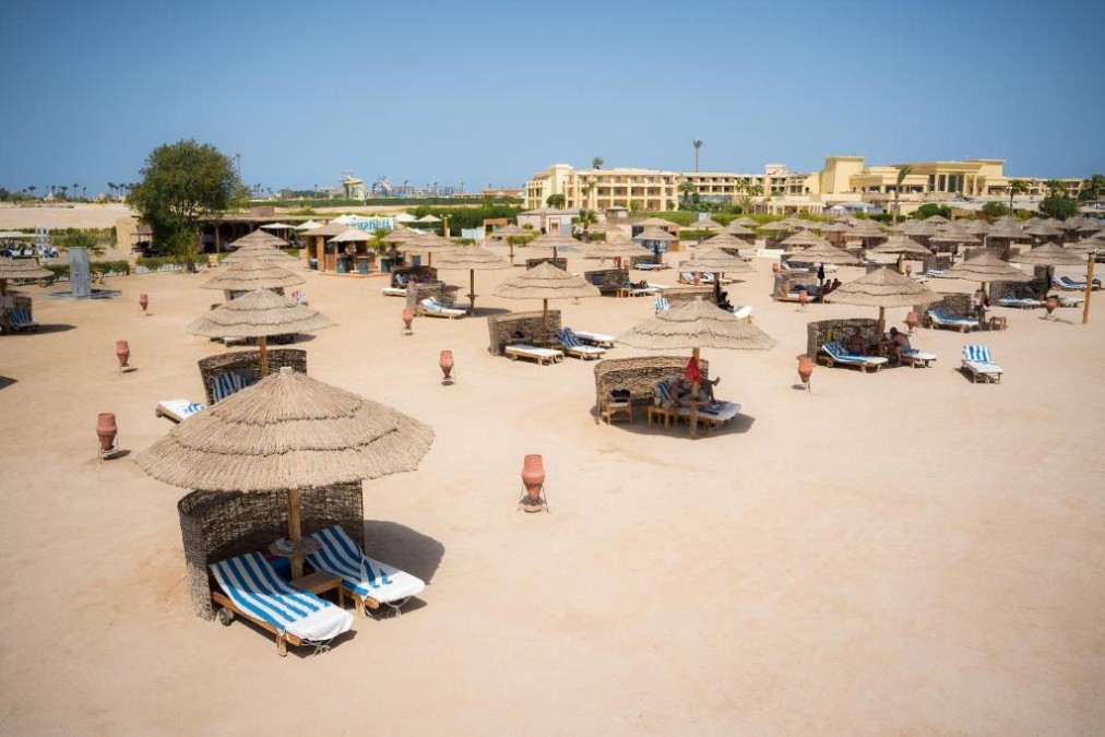 Breiter Sandstrand mit Liegen und Strohschirmen, perfekt für Ruhetage am Meer