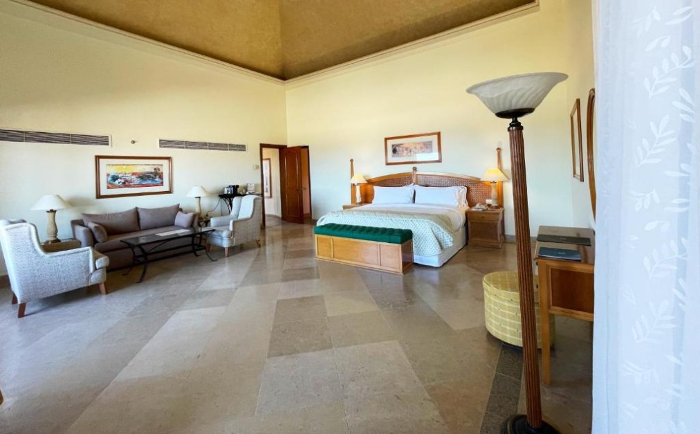 Geräumige Suite mit Kingsize-Bett, Sitzecke und Lounge-Bereich für längere Aufenthalte
