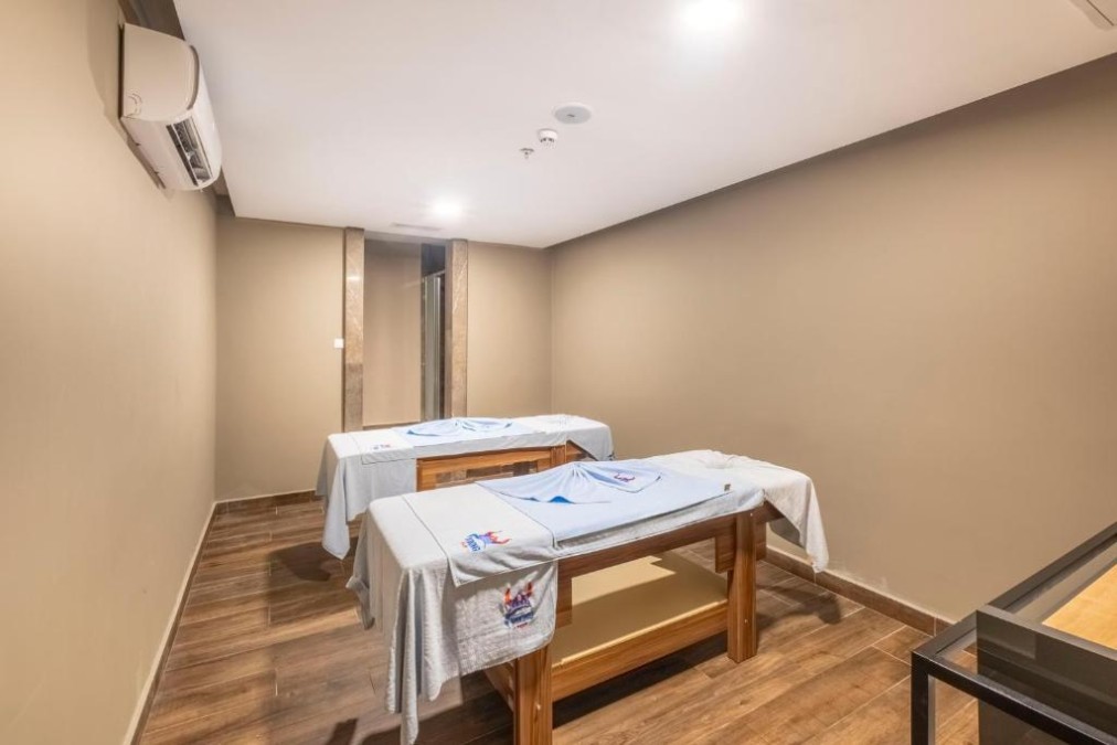 Massage- und Behandlungsraum mit zwei Therapieliegen und Handtüchern für Recovery-Sessions.