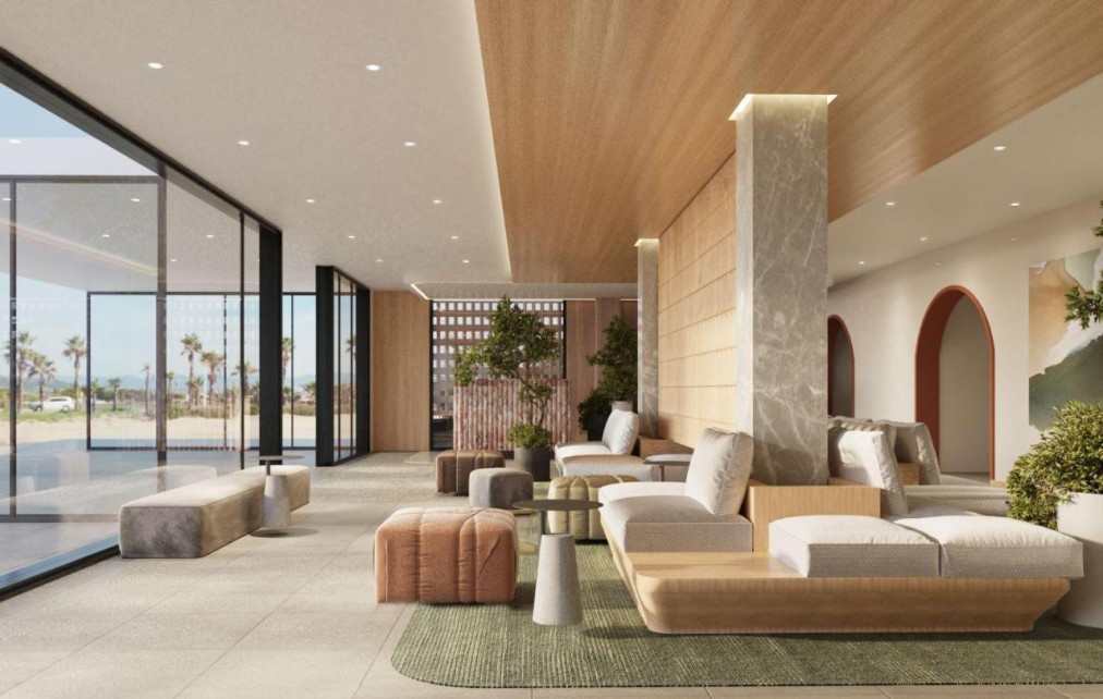 Lobby-Lounge mit Sofas, Sesseln und bodentiefen Fenstern