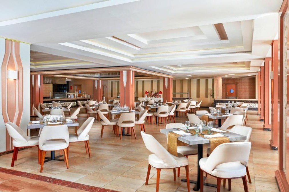 Innenrestaurant mit weißen Stühlen und ordentlich gedeckten Tischen