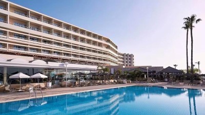 Weite Außenansicht des Hotels mit Pooldeck und Uferlage.