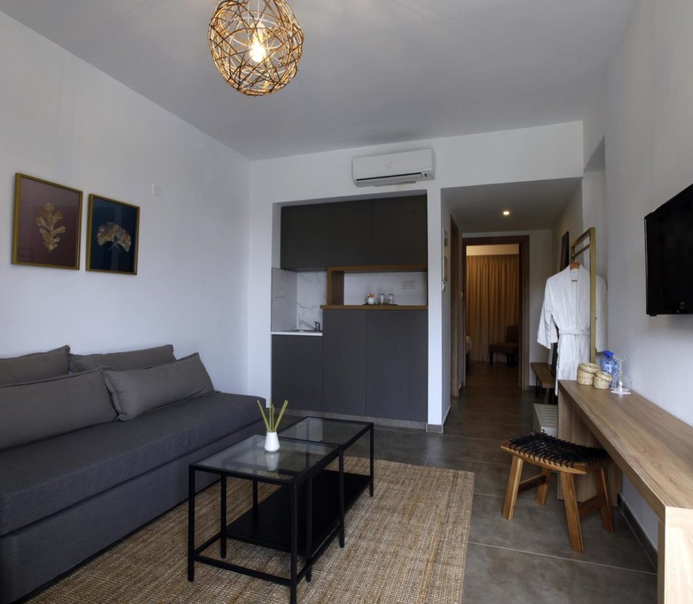Espace de vie dans la chambre d'hôtel