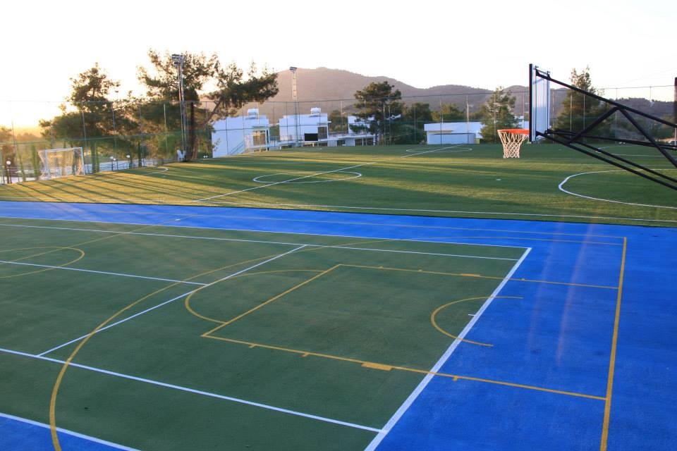 Court de tennis dans l'enceinte de l'hôtel