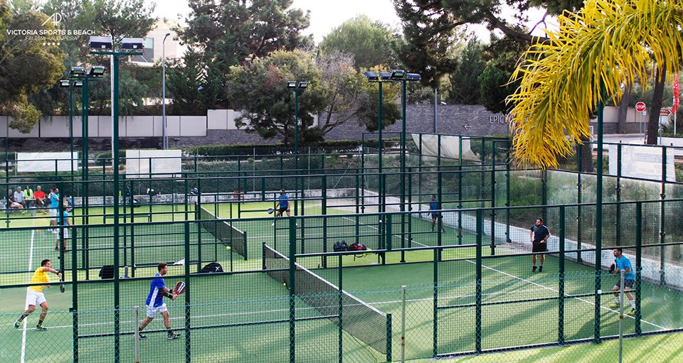 Courts de padel avec plusieurs joueurs en entraînement et en match.