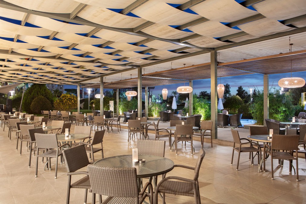 Terrasse extérieure couverte