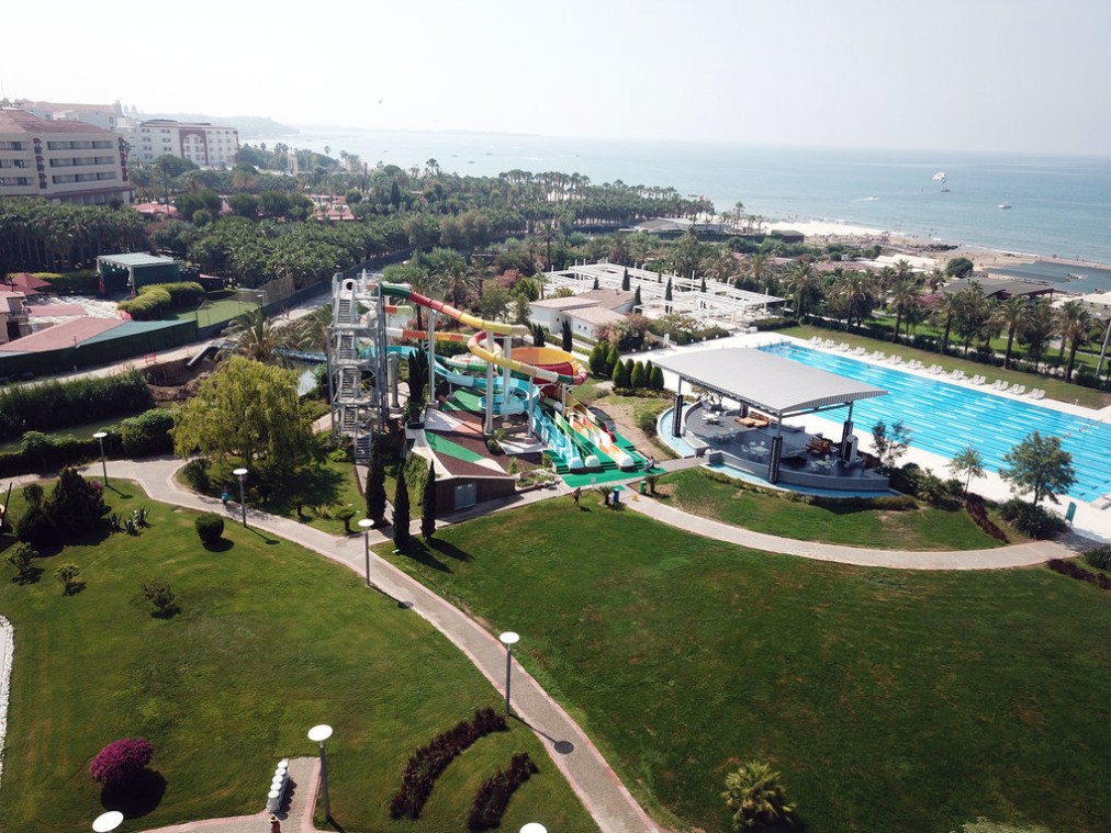 Vue aérienne du parc aquatique et de la piscine olympique