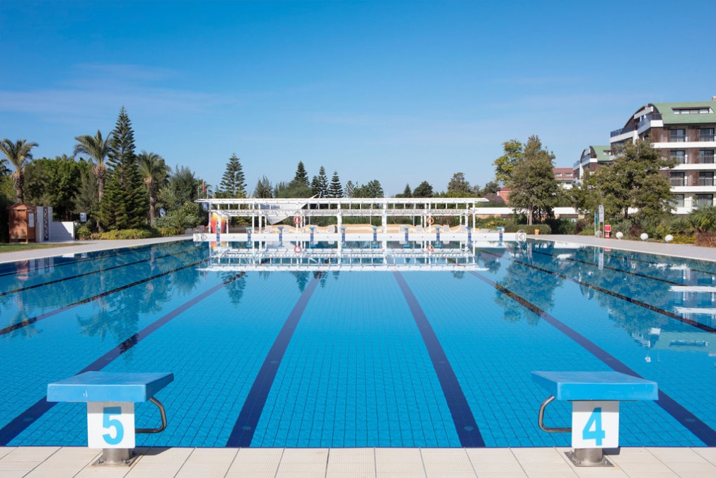 Vue de face sur la piscine olympique