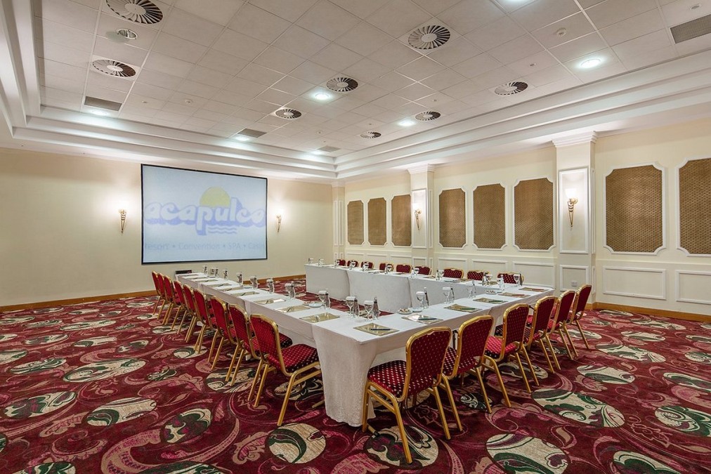 Salle de conférence avec disposition des tables en U
