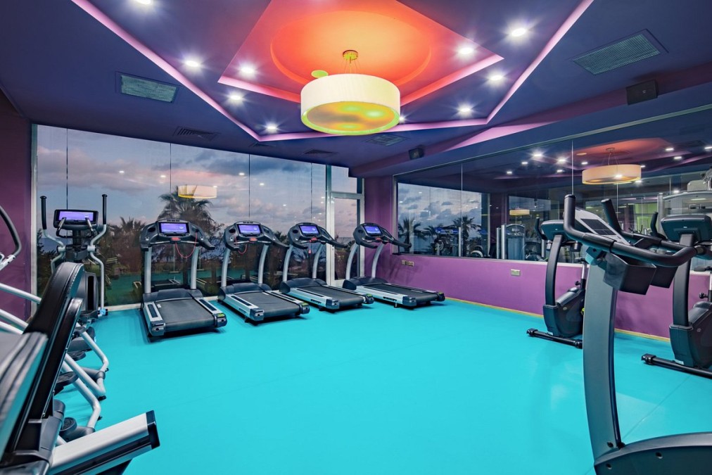 Salle de cardio avec tapis de course et vélos