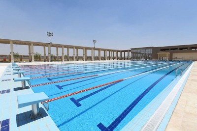 Piscine olympique extérieure de 50m, 10 couloirs, 6m de profondeur