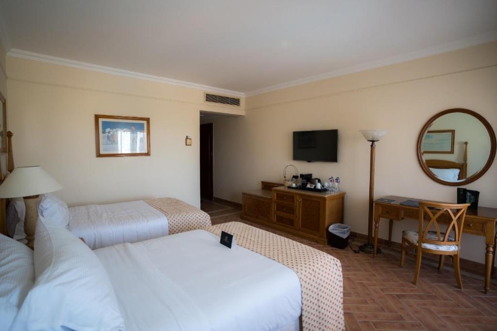 Chambre d'hôtel avec lits jumeaux, bureau et TV, hébergement pour stages sportifs d'athlètes