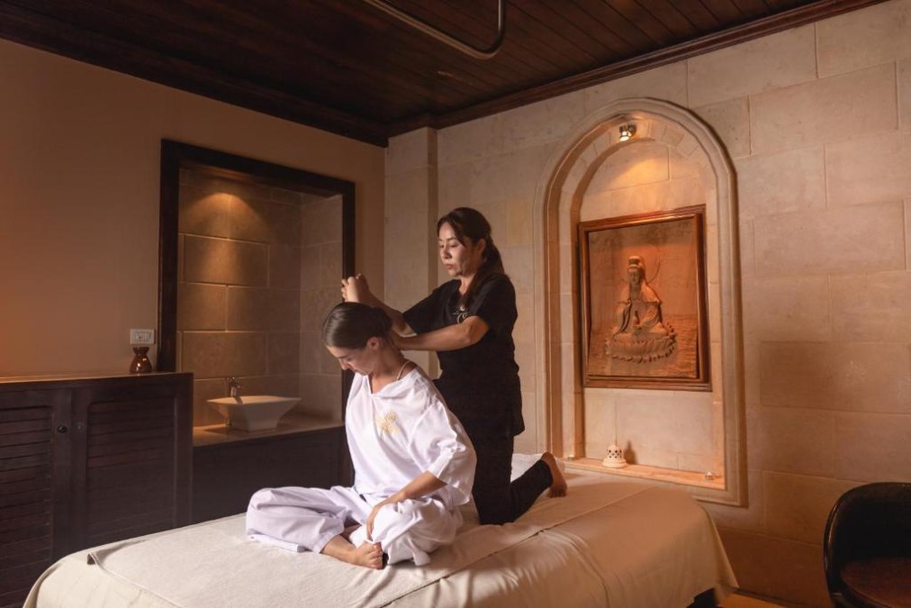 Soin massage/étirements dans une salle de spa, récupération manuelle pour athlètes