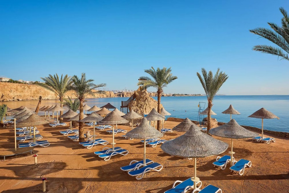 Plage privée avec transats