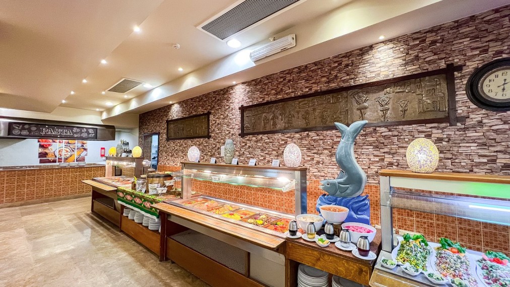 Restaurant buffet avec murs en briques, présentoirs de plats chauds et éclairage décoratif