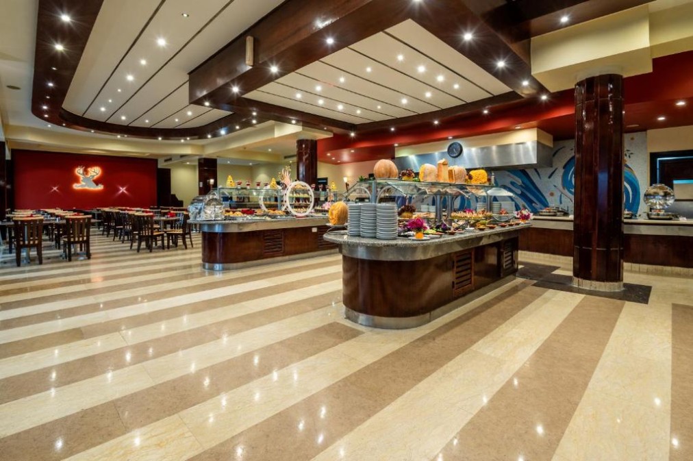 Restaurant buffet moderne avec stands de nourriture, sols polis et éclairage décoratif