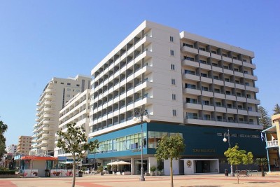 Façade moderne de l'hôtel sur une promenade en front de mer.